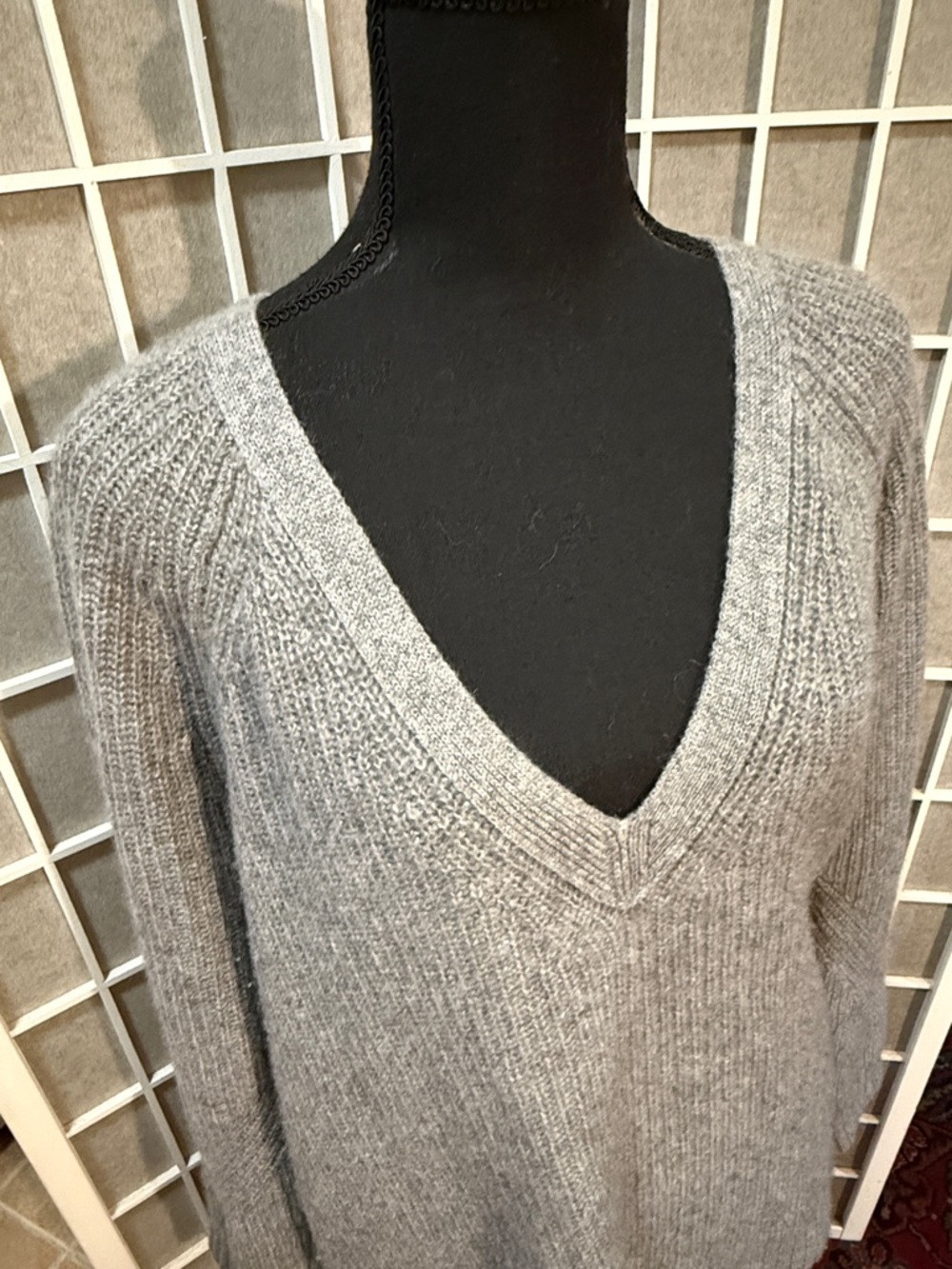 ABERCROMBIE & FITCH V-NECK CASHMERE SWEATER🌸